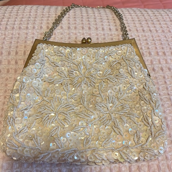 Small vintage evening bag white w/beads and sequins gold trim made in Hong Kong - Picture 2 of 3